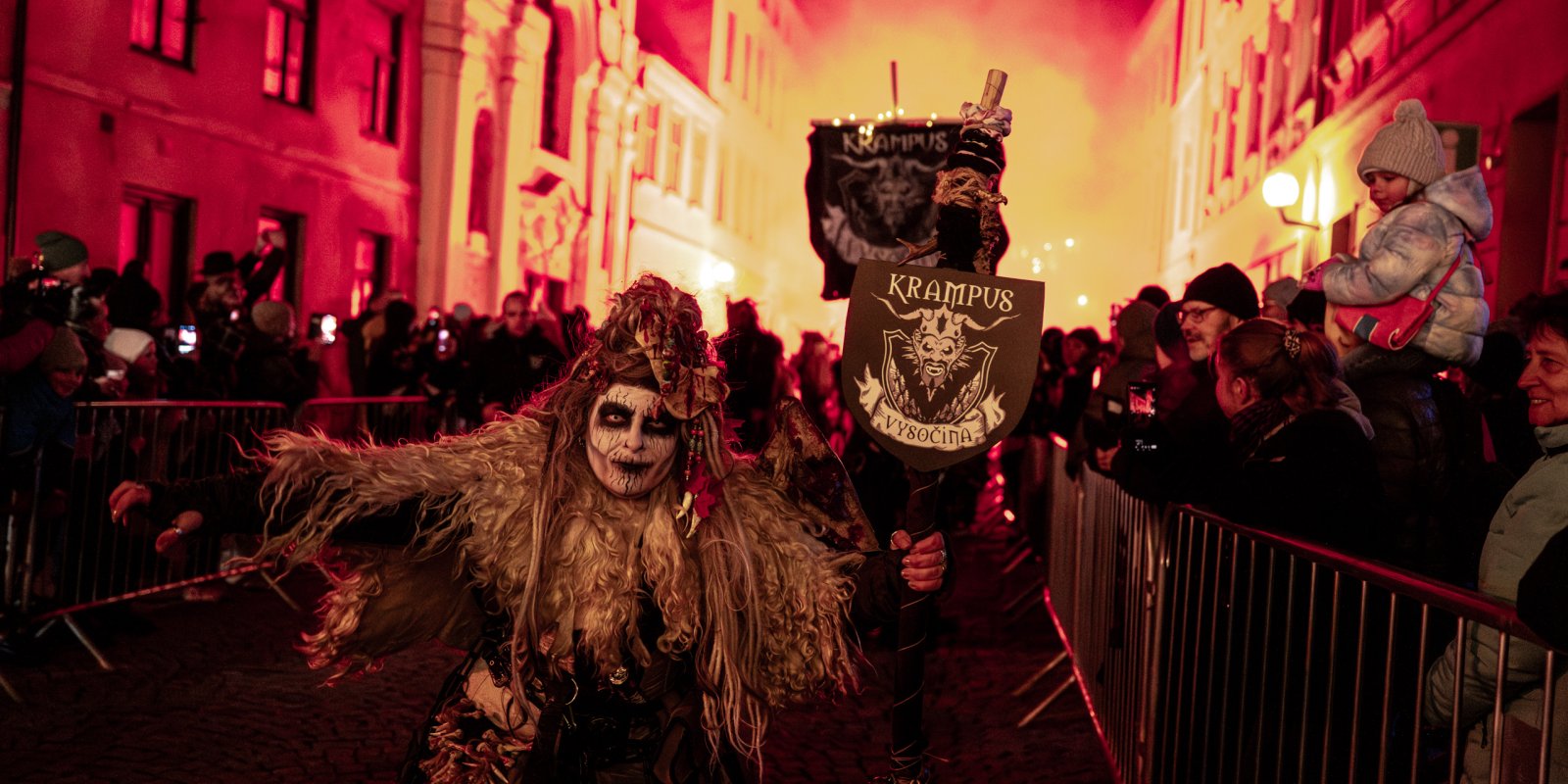 Jihlavou prošel průvod pekelníků.