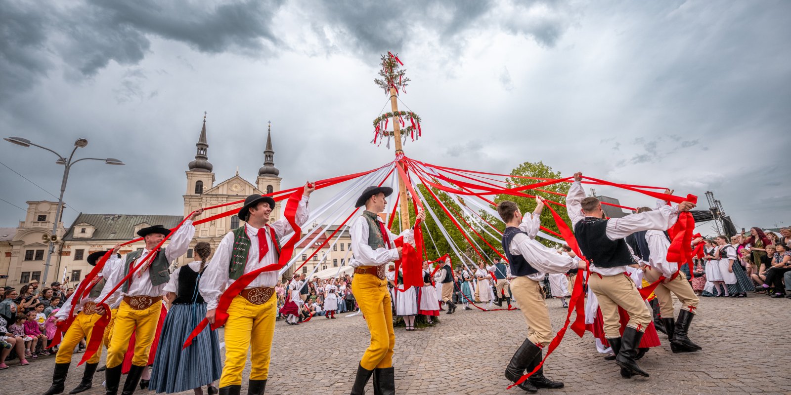 Zaplétání máje a májový jarmark a Den růžových vín