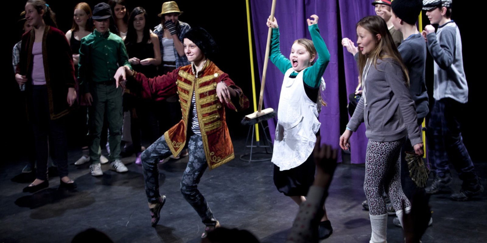 ZUŠ Dvojpremiéra: OD A DO Z & HOLKY JEDNY BLÁZNIVÝ