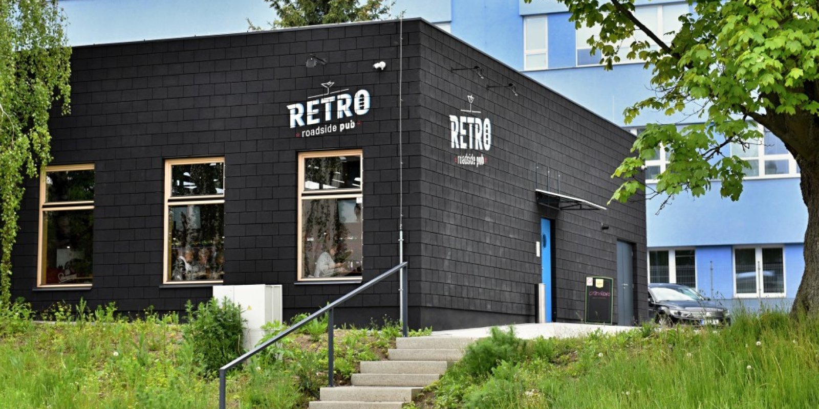 RETRO roadside pub